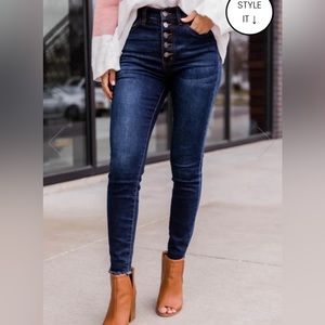 Pink Lily. Size 7. Dark wash. Skinny jean.